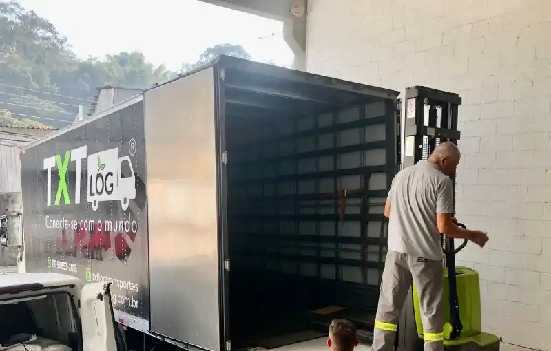 Logística de armazenagem transporte e distribuição